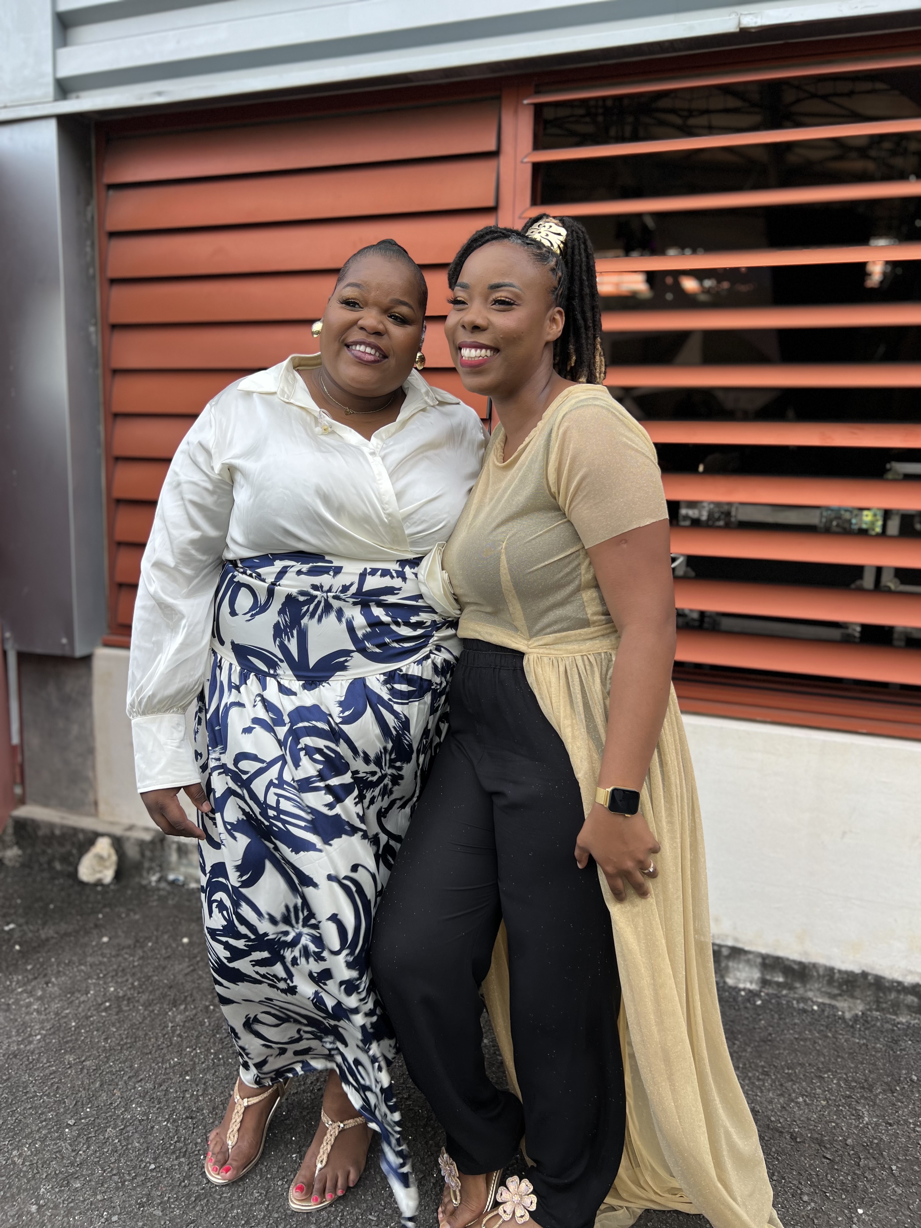 Samantha & Joella.jpg (5.55 MB)